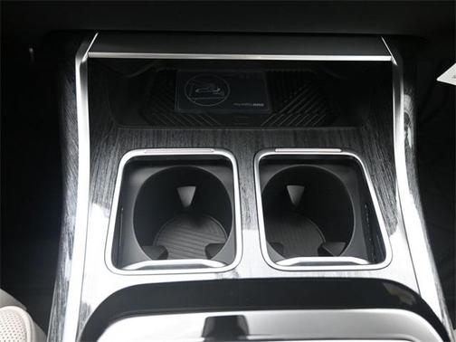 2025 BMW 740 i