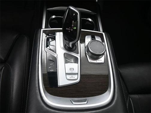 2022 BMW 740 i