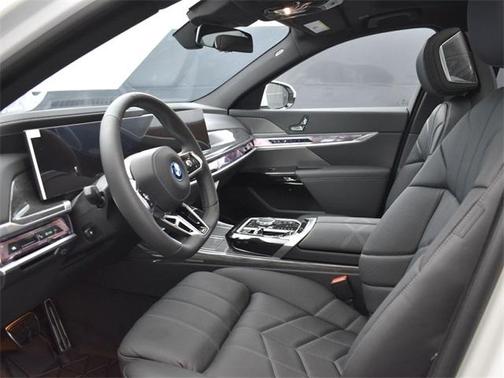 2024 BMW 750e xDrive