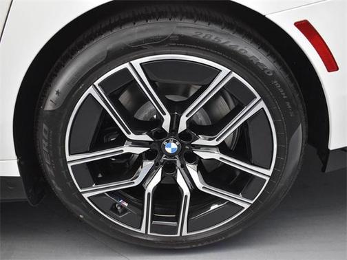 2024 BMW 750e xDrive