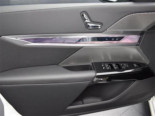 2024 BMW 750e xDrive