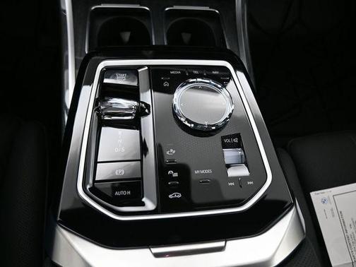 2025 BMW 750e xDrive