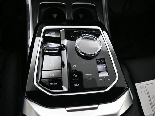 2025 BMW 750e xDrive