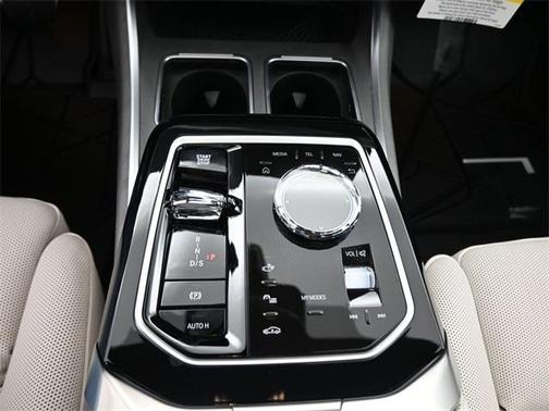 2025 BMW 740 i