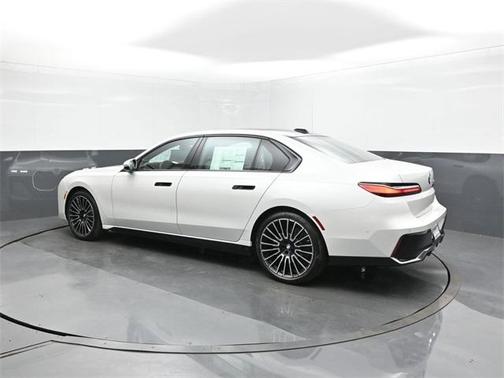 2025 BMW 740 i