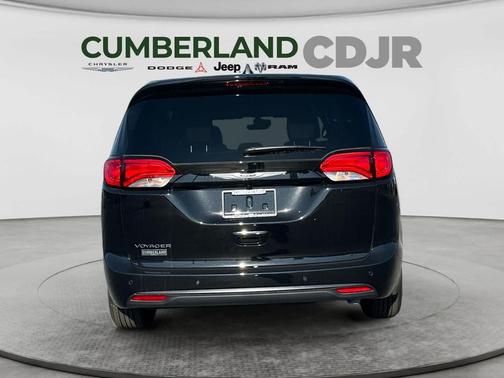 Diamond Black Crystal Pearlcoat 2026 Chrysler Voyager LX