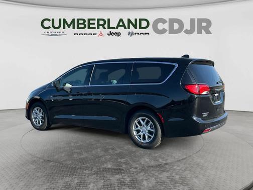 Diamond Black Crystal Pearlcoat 2026 Chrysler Voyager LX
