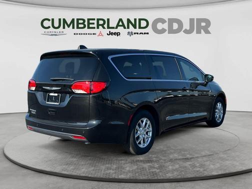 Diamond Black Crystal Pearlcoat 2026 Chrysler Voyager LX