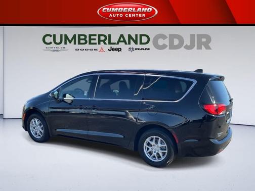 Diamond Black Crystal Pearlcoat 2026 Chrysler Voyager LX