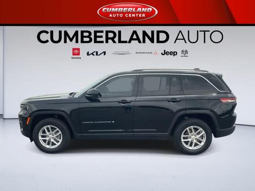 Diamond Black Crystal Pearlcoat 2023 Jeep Grand Cherokee Laredo