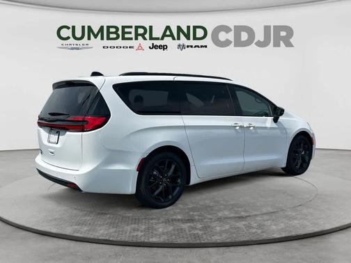 Bright White Clearcoat 2026 Chrysler Pacifica L
