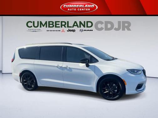 Bright White Clearcoat 2026 Chrysler Pacifica L
