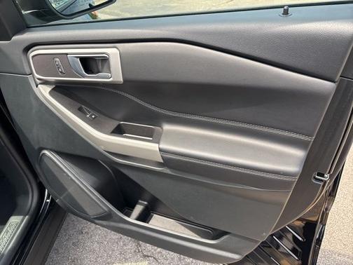 AGATE BLACK METALLIC 2024 Ford Explorer XLT