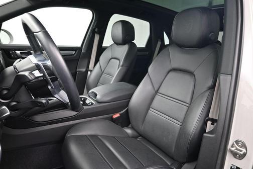 Chalk 2023 Porsche Cayenne Platinum Edition