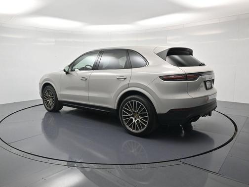 Chalk 2023 Porsche Cayenne Platinum Edition