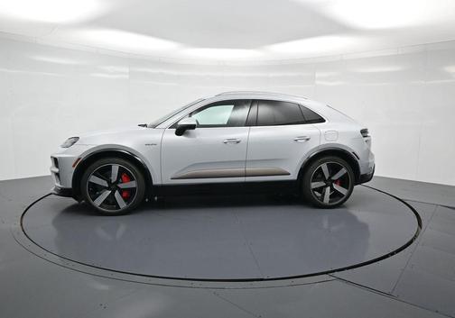 2025 Porsche Macan Turbo