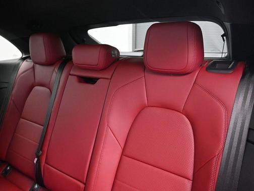 2025 Porsche Macan Turbo