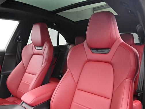 2025 Porsche Macan Turbo