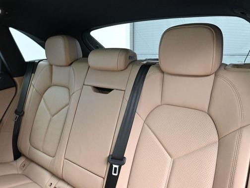 2022 Porsche Macan Base