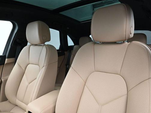 Gentian Blue Metallic 2026 Porsche Macan