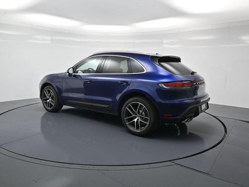 Gentian Blue Metallic 2026 Porsche Macan