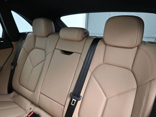 Gentian Blue Metallic 2026 Porsche Macan
