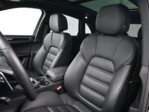 Volcano Grey Metallic 2026 Porsche Macan