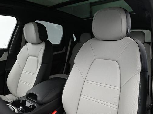 Dolomite Silver Metallic 2026 Porsche Cayenne GTS