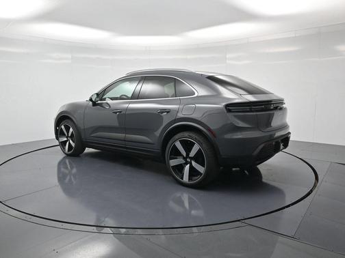 2026 Porsche Macan 4