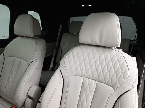 2025 BMW X7 M60i
