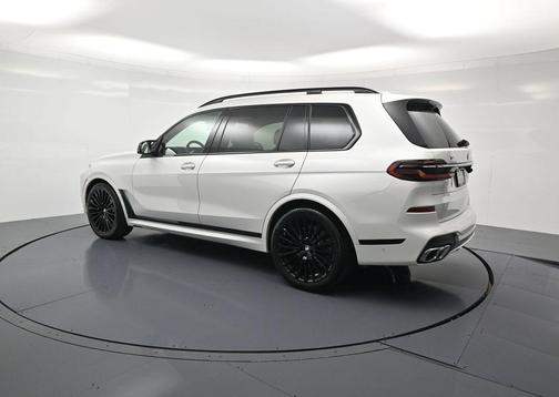 2025 BMW X7 M60i