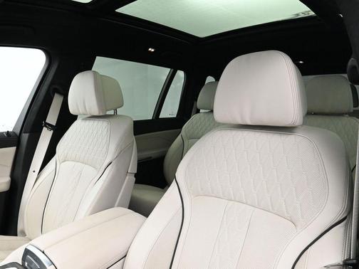 2025 BMW X7 M60i