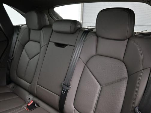 2022 Porsche Macan Base