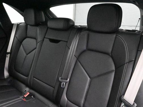 2022 Porsche Macan Base