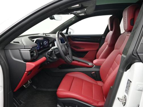 2025 Porsche Macan Turbo