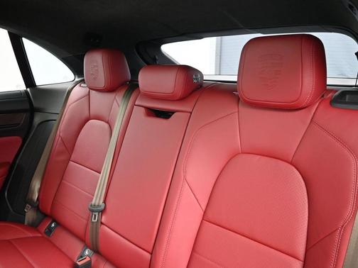 2025 Porsche Macan Turbo