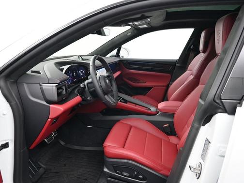 2025 Porsche Macan Turbo