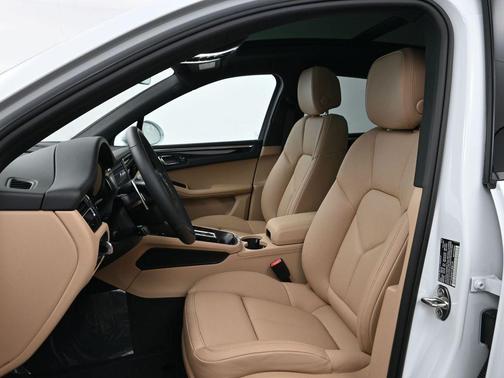 Carrara White Metallic 2026 Porsche Macan