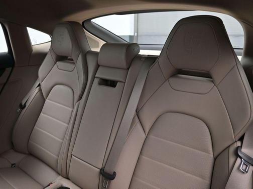 2026 Porsche Panamera 4