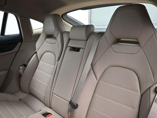 2026 Porsche Panamera 4