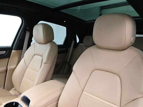 2023 Porsche Cayenne Platinum Edition