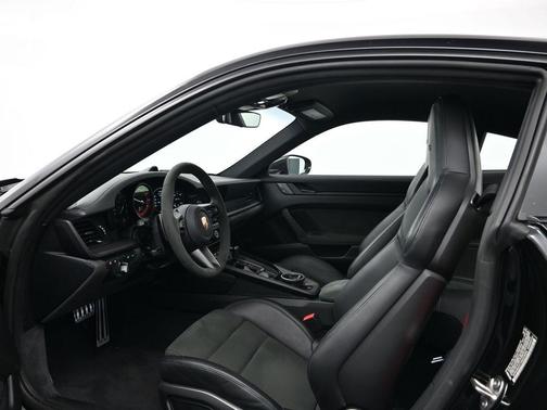 2022 Porsche 911 Carrera 4 GTS