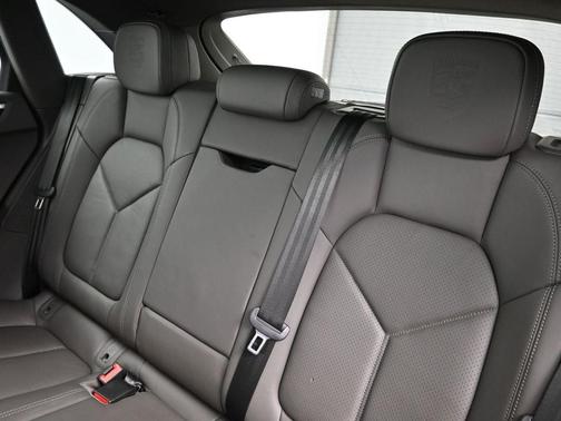 2022 Porsche Macan Base