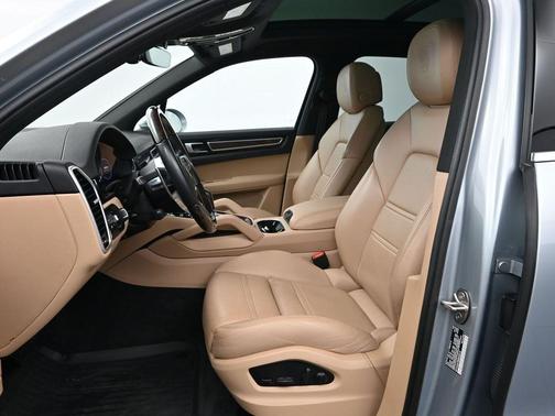 2022 Porsche Cayenne Base (Tiptronic)