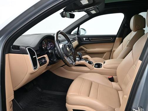 2022 Porsche Cayenne Base (Tiptronic)