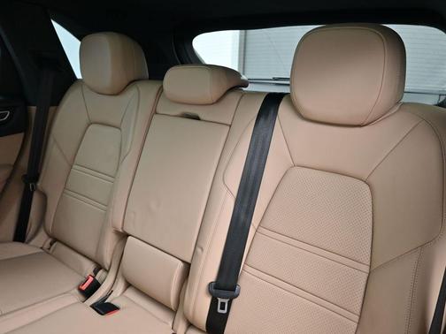 2022 Porsche Cayenne Base (Tiptronic)