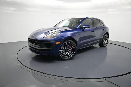Gentian Blue Metallic 2026 Porsche Macan GTS