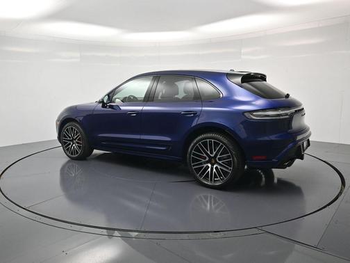 Gentian Blue Metallic 2026 Porsche Macan GTS