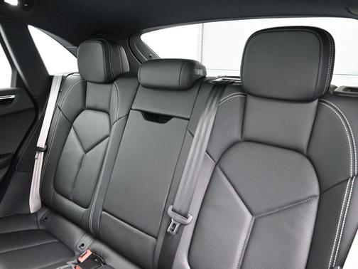 2022 Porsche Macan Base