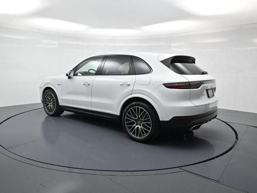 2023 Porsche Cayenne Platinum Edition